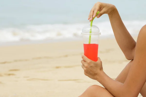 Junge Frau Mit Rotem Erfrischungsgetränk Strand — Stockfoto