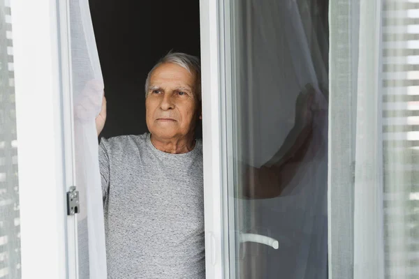 Pencereye Bakan Yaşlı Bir Adamın Portresi — Stok fotoğraf