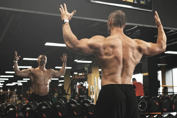 Bodybuilding Fitness Training Spier Bodybuilder Een Vrije Gewichtszone Sportschool — Stockfoto