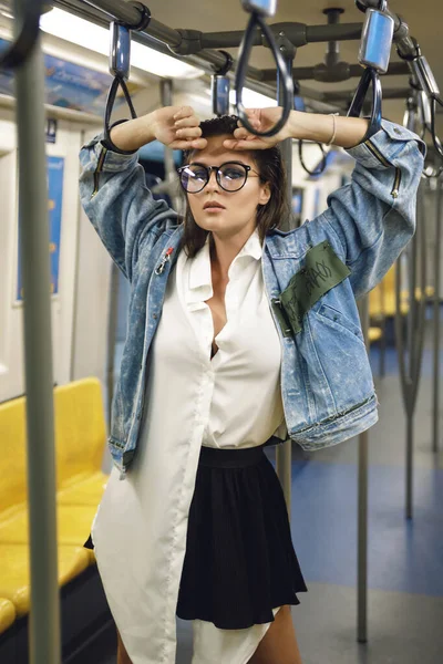 Sexy Modelo Bonito Está Posando Carruagem Trem Metro — Fotografia de Stock