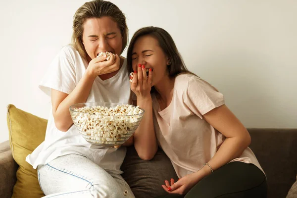 Deux Belles Copines Regardant Émission Télévision Mangeant Pop Corn Maison — Photo