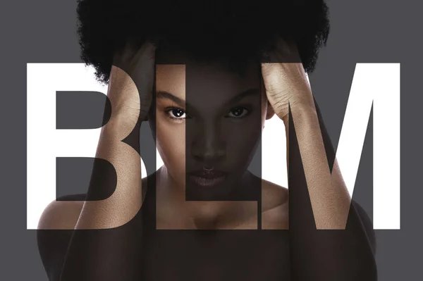 Egy Fiatal Fekete Portréja Feliratos Blm Mel Rasszizmus Diszkrimináció Megállítása — Stock Fotó