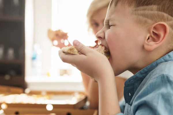 Mãe Seu Filho Bonito Comer Deliciosa Pizza Italiana Casa — Fotografia de Stock