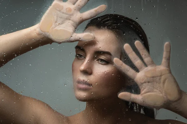 Retrato Mujer Hermosa Sensual Capturado Través Vidrio Húmedo — Foto de Stock