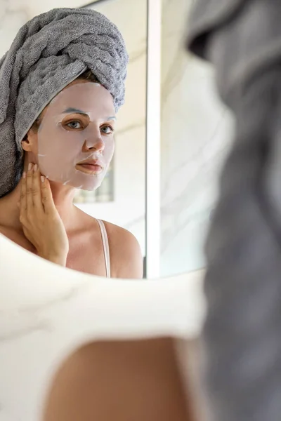 Schöne Frau Badezimmer Mit Aufgesetzter Lakenmaske Gesicht — Stockfoto