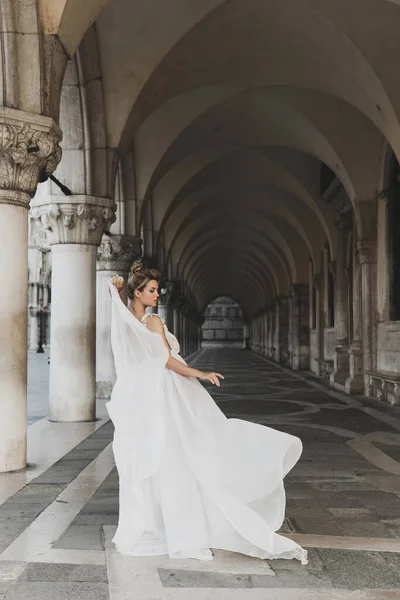 Retrato Una Joven Vestida Con Hermoso Vestido Blanco Arco Cerca — Foto de Stock