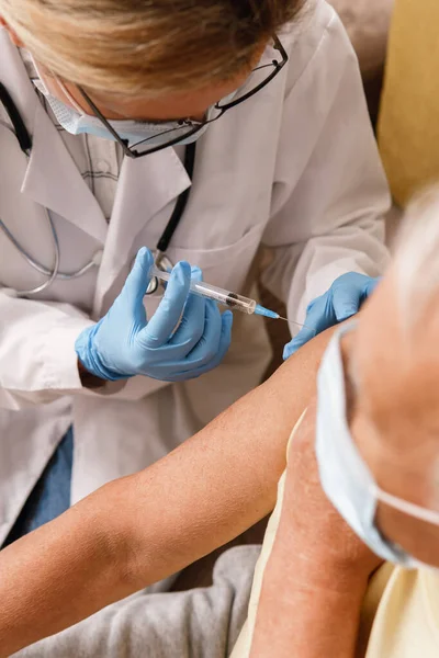 Ung Kvinna Läkare Injicera Vaccin Till Äldre Man Hembesök — Stockfoto