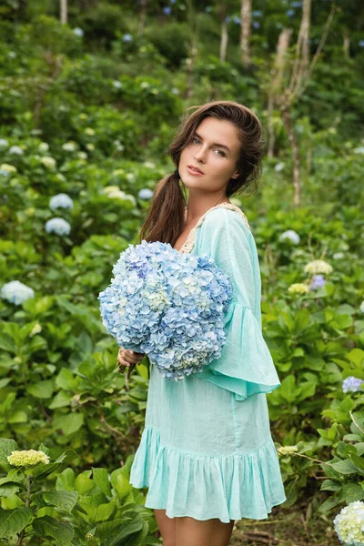 Joven Hermosa Floristería Mujer Recogiendo Flores Hortensias Campo — Foto de Stock