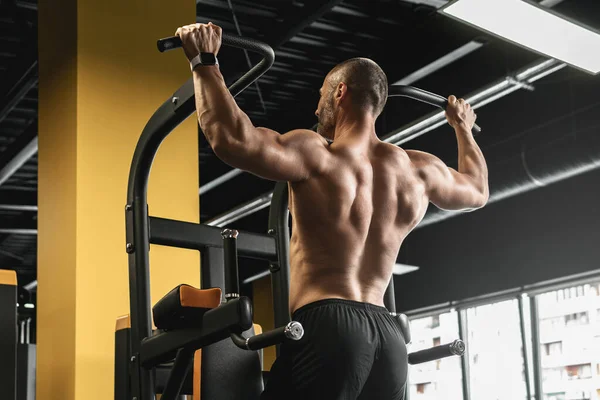 Muscular Fisiculturista Fazendo Pull Ups Durante Seu Treino Ginásio — Fotografia de Stock