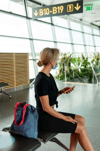 Молодая Женщина Путешественник Носит Защитную Маску Аэропорту Время Полета Ожидании — стоковое фото