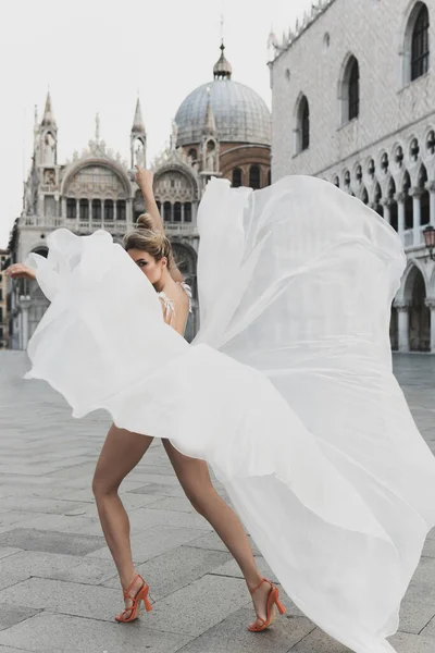 San Marco Meydanı Nda Güzel Beyaz Elbiseler Giyen Çekici Bir — Stok fotoğraf