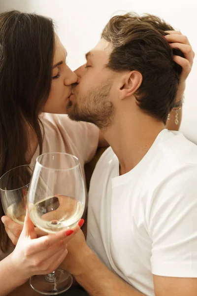 Jong Sensueel Paar Drinken Witte Wijn Ontspannen Thuis — Stockfoto