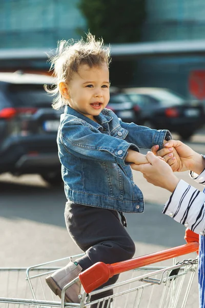 Schattig Jongetje Een Winkelwagentje Supermarkt Parking — Stockfoto