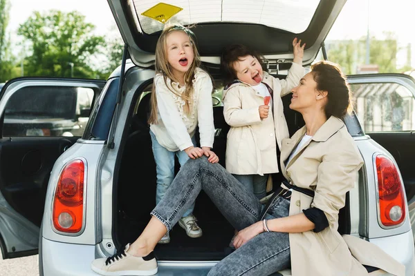 Gelukkige Familie Klaar Voor Een Road Trip Jonge Moeder Haar — Stockfoto