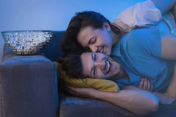 Jeune Heureux Couple Regarder Comédie Émission Télévision Maison — Photo