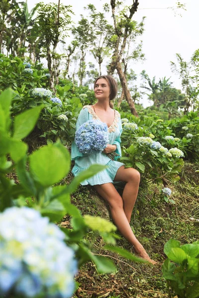 Jonge Mooie Vrouw Bloemist Verzamelen Hortensia Bloemen Het Veld — Stockfoto