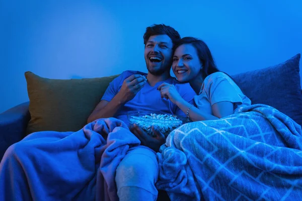 Jovem Feliz Casal Assistindo Programa Comédia Casa — Fotografia de Stock