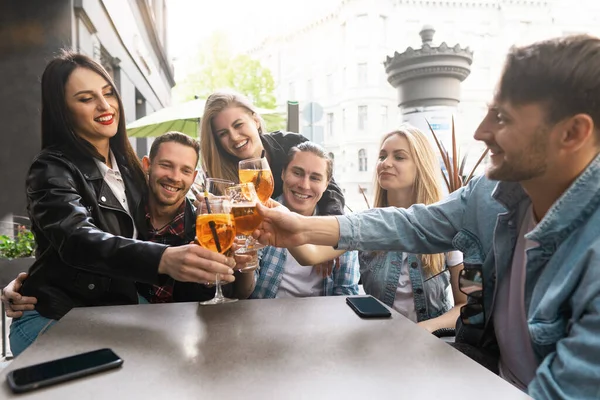 Bir grup arkadaş birbirlerini gördükleri için mutlular. Sokak barında kutlama toplantısı..