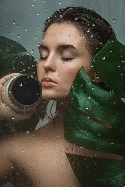 Portrait Belle Femme Avec Une Feuille Tropicale Capturée Travers Verre — Photo