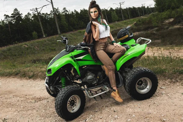 Mujer Elegante Hermosa Atv Camino Del Bosque — Foto de Stock