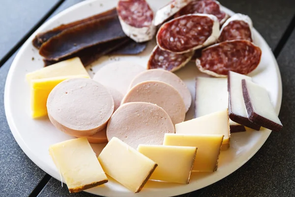 Teller Voller Leckerer Snacks Käse Wurst Salami Und Fleisch — Stockfoto
