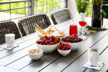 Yaz kahvaltısı. Sofrada sulu ve tatlı meyveler var..