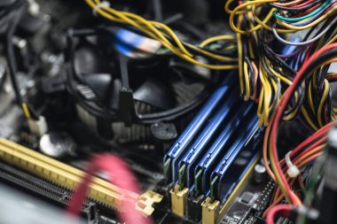 Bilgisayar içindeki farklı bilgisayar parçalarının yakın plan görüntüsü