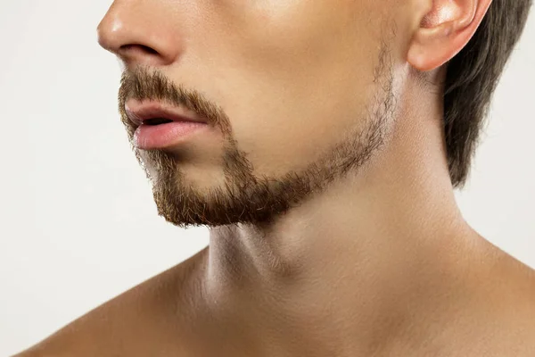 Homem Jovem Bonito Com Barba Estilo Latino — Fotografia de Stock