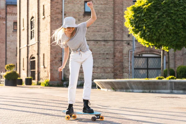 Stylowa Dziewczyna Próbuje Jeździć Longboard Ulicy Miasta — Zdjęcie stockowe