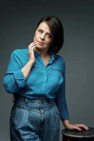 Porträt Einer Schönen Frau Mittleren Alters Blauen Hemd — Stockfoto
