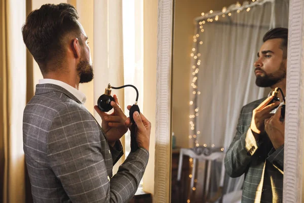 Homem Barbudo Jovem Bonito Está Usando Bocal Atomizador Com Perfume — Fotografia de Stock