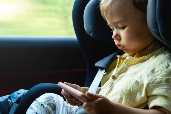 Schattig Jongetje Zittend Een Babyzitje Een Auto — Stockfoto