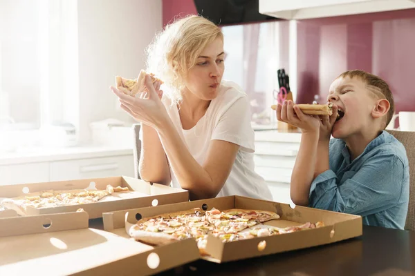 Mère Son Mignon Fils Mangent Délicieuses Pizzas Italiennes Maison — Photo