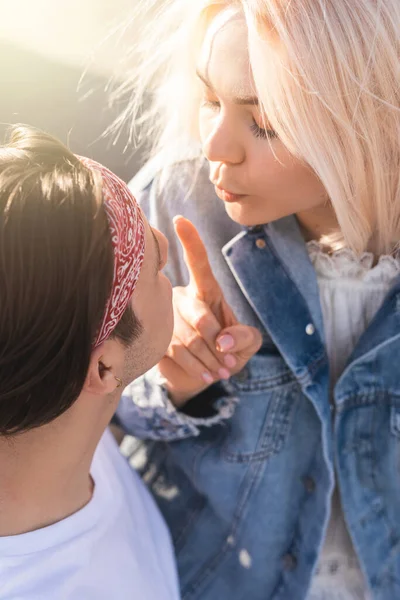 Aire Libre Retrato Joven Sensual Pareja Adolescente Enamorándose —  Fotos de Stock