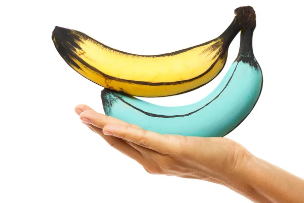 Mano Femenina Plátanos Coloridos Creativamente Decorados Sobre Fondo Blanco —  Fotos de Stock