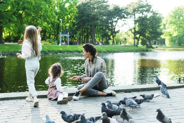 Ung Mor Och Hennes Söta Små Döttrar Matar Fåglar Stadsparken — Stockfoto