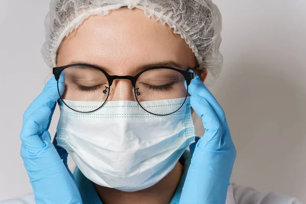 Stanchezza Malattia Giovane Medico Femminile Con Mal Testa — Foto Stock