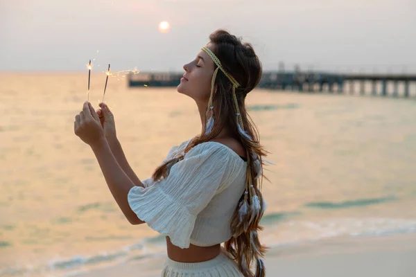 Donna Felice Con Una Scintilla Sulla Spiaggia Durante Alba — Foto Stock