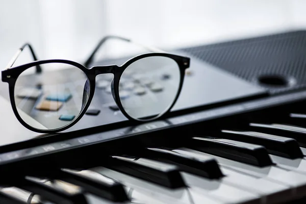 Composer Écouter Musique Lunettes Sur Clavier Synthétiseur — Photo