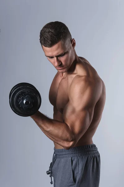 Jovem Musculoso Fisiculturista Homem Trabalhando Fora Com Halteres — Fotografia de Stock