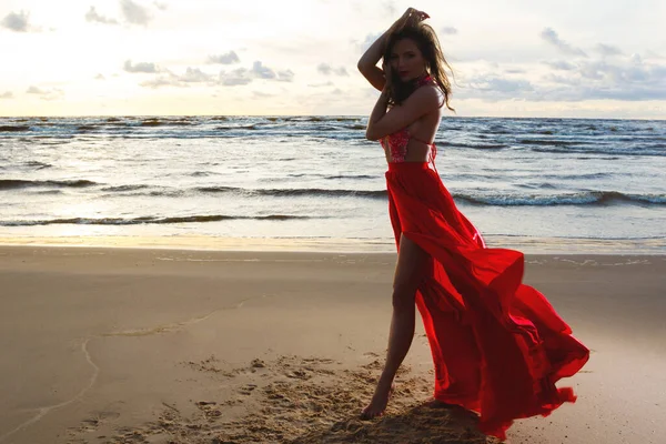 Потрясающая Женщина Красивом Красном Платье Пляже Время Заката — стоковое фото