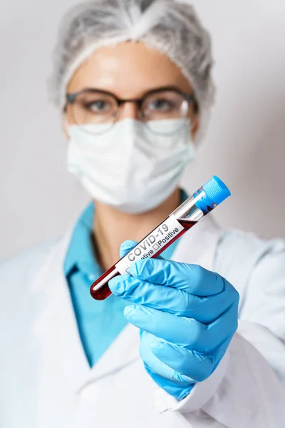 Jovem Médica Está Segurando Uma Amostra Sangue Covid — Fotografia de Stock
