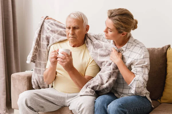 Genç Bir Kadın Evde Soğuk Algınlığıyla Yaşlı Büyükbabasına Bakıyor — Stok fotoğraf
