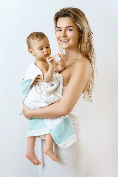 Dětská Hygiena Péče Mladá Šťastná Matka Její Roztomilé Dítě Syn — Stock fotografie