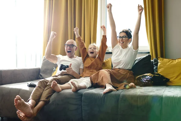 Famille Jeune Heureuse Joue Console Jeu Vidéo Maison — Photo