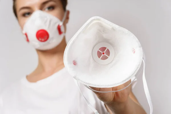 Młoda Kobieta Zakłada Maskę Twarz Dla Ochrony Przed Wirusem — Zdjęcie stockowe