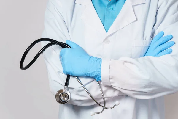 Docteur Avec Stéthoscope Sur Fond Gris — Photo