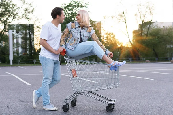 Glückliches Junges Paar Amüsiert Sich Mit Einkaufswagen Auf Supermarktparkplatz — Stockfoto