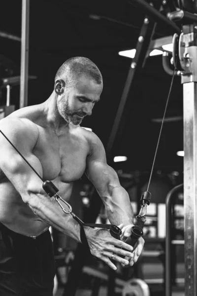 Musculaire Bodybuilder Doet Kabel Crossover Oefening Voor Een Borst Tijdens — Stockfoto