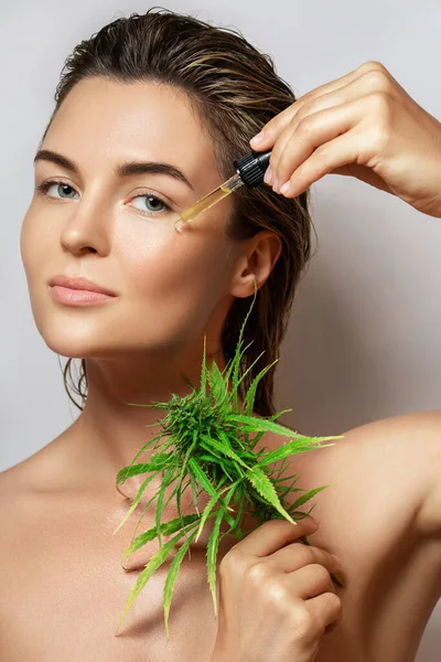 Conceito Cosméticos Cbd Mulher Bonita Com Uma Folha Cannabis Fundo — Fotografia de Stock